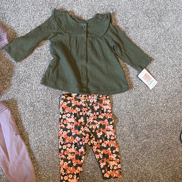 3 baby girl outfits 3M - H&M & Cynthia Crowley & Carters. - Picture 4 of 4